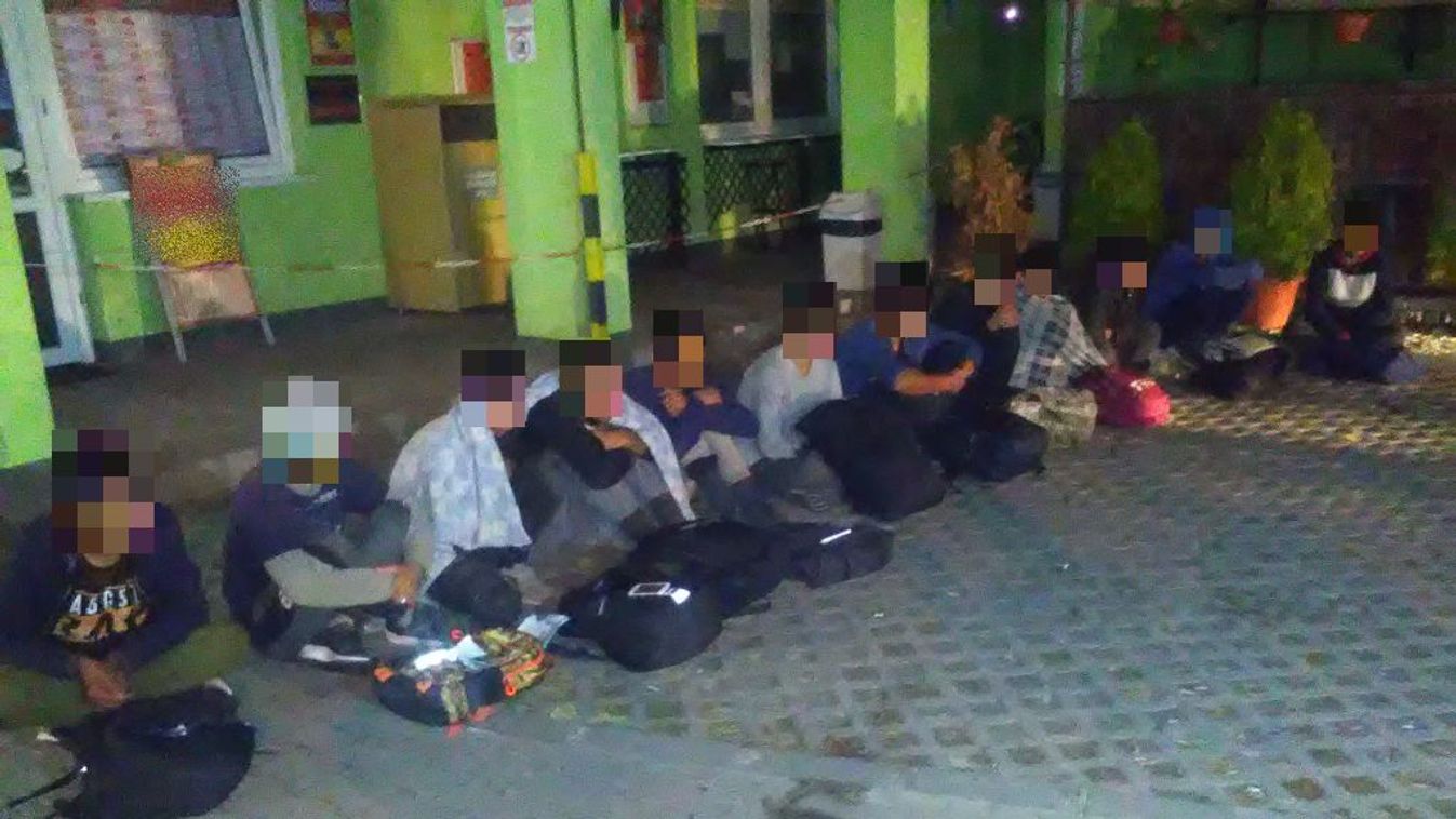 Tizenhat migránst tartóztattak fel Csongrádban