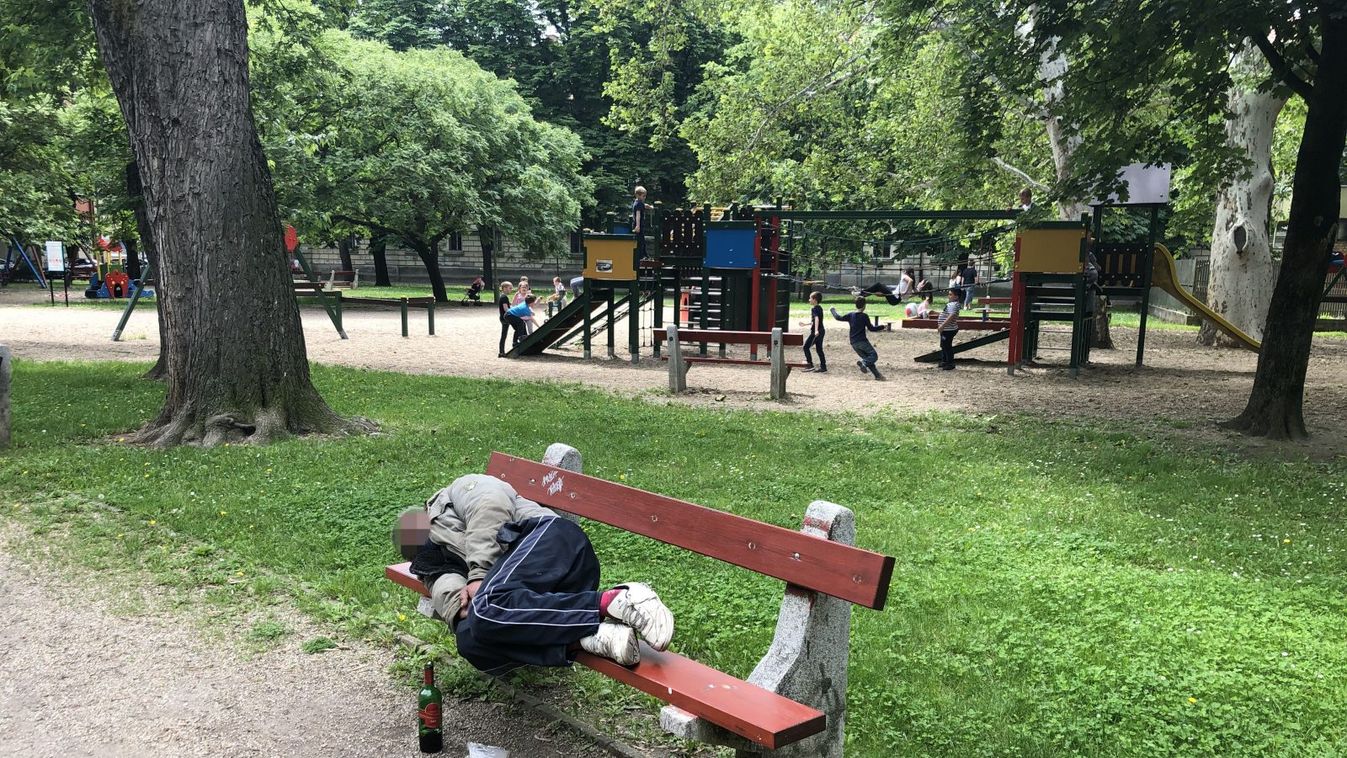Gyerekek előtt székelt egy hajléktalan a Honvéd téren