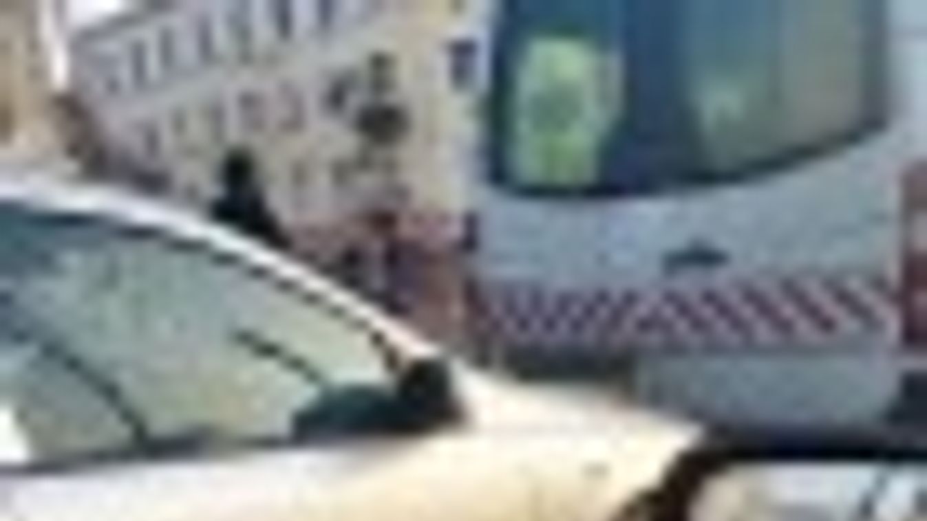 Rendőrségi kisbusszal koccant egy autó a Mars térnél