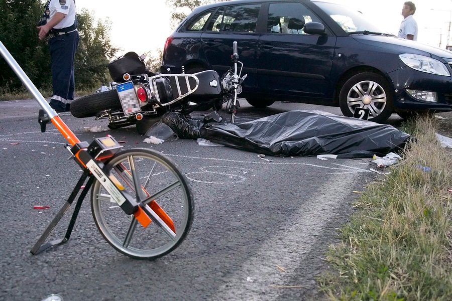 Meghalt egy motoros a 43-as úton Kiszombornál