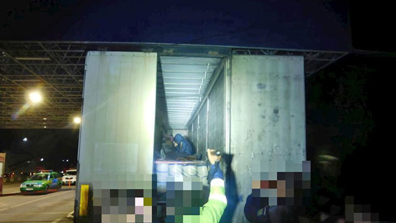 Huszonhét migránst találtak egy konténerben Kelebiánál