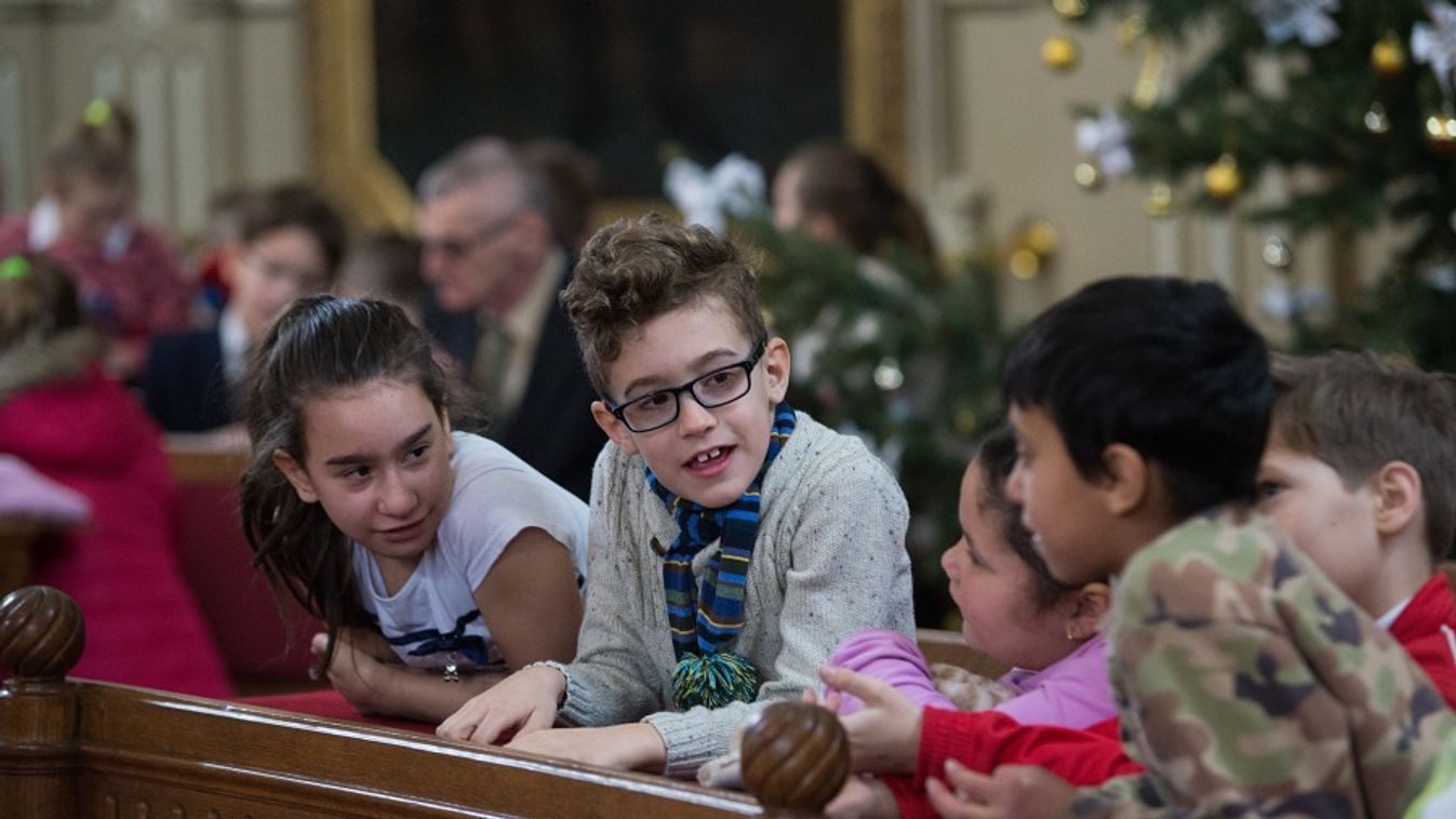 350 gyereknek adtak ajándékot Szegeden