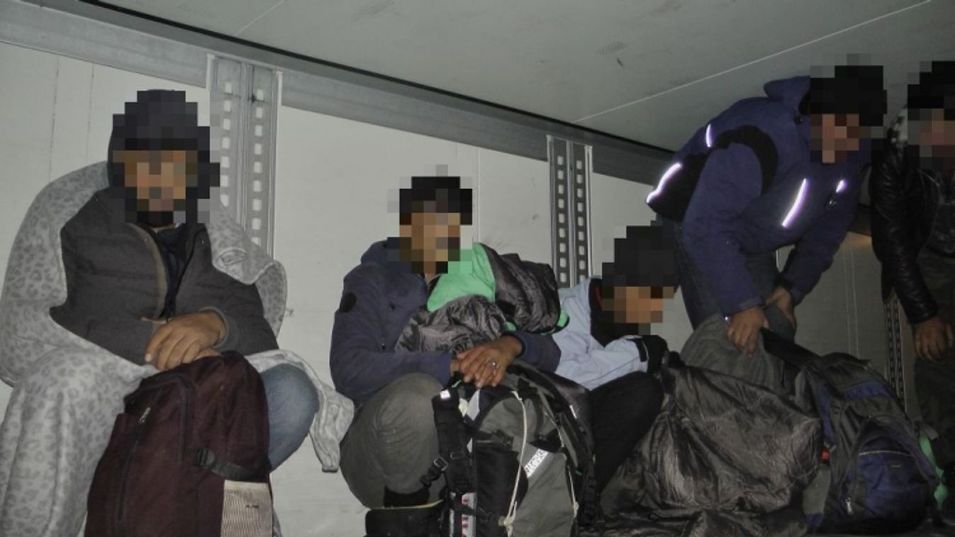Négy bevándorlót találtak Röszkén
