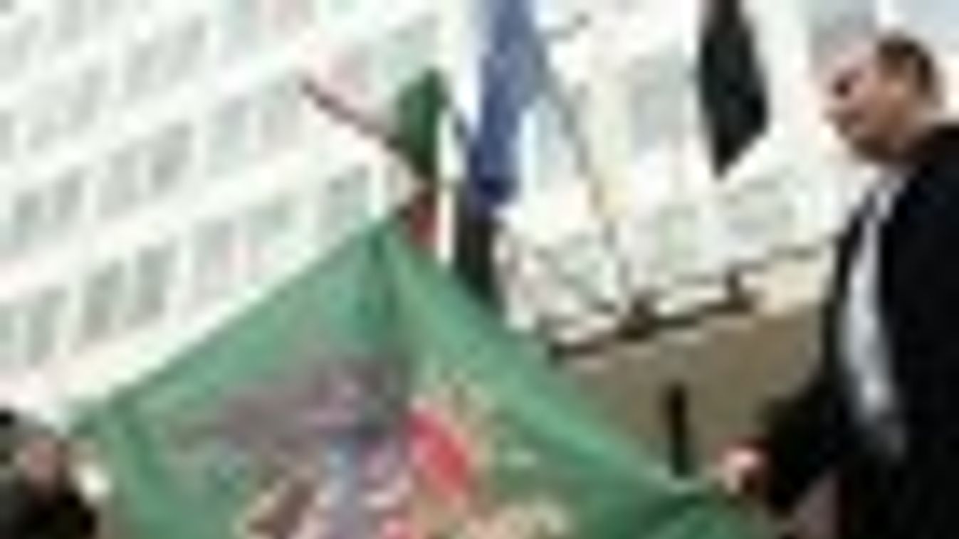 A Jobbik gyászlobogóra cserélte a megye zászlóját a Rákóczi téren + FOTÓK