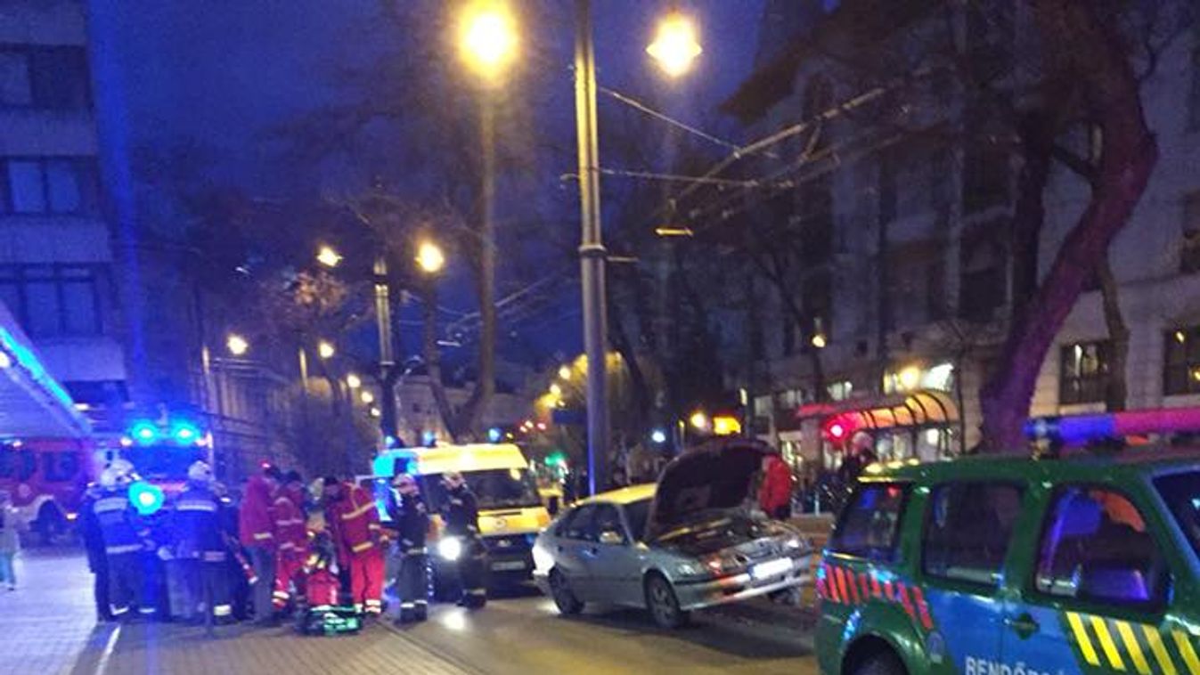Korlátnak ütközött egy autó Szegeden
