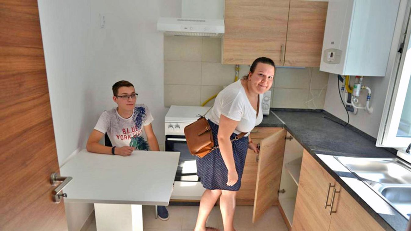Tizenhárom új lakást adtak át Algyőn
