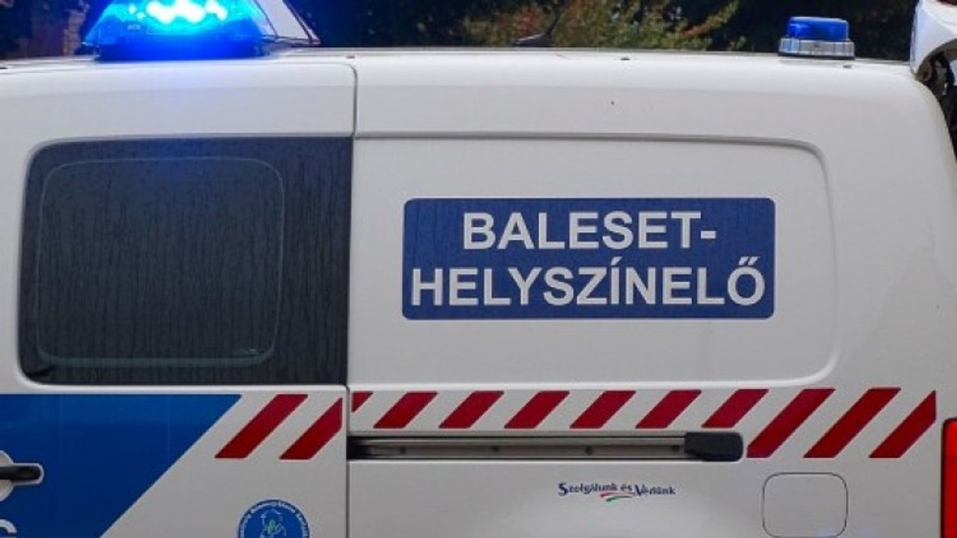 Villanyoszlopnak csapódott egy autó Szegeden