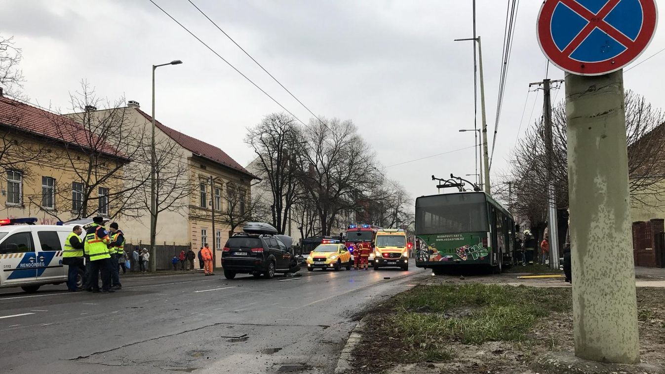 Villanyoszlopnak csapódott egy trolibusz Szegeden