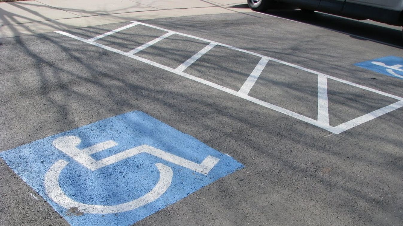Nem is értem, miért nem festik le a mozgássérült emblémát a parkolóhelyeken