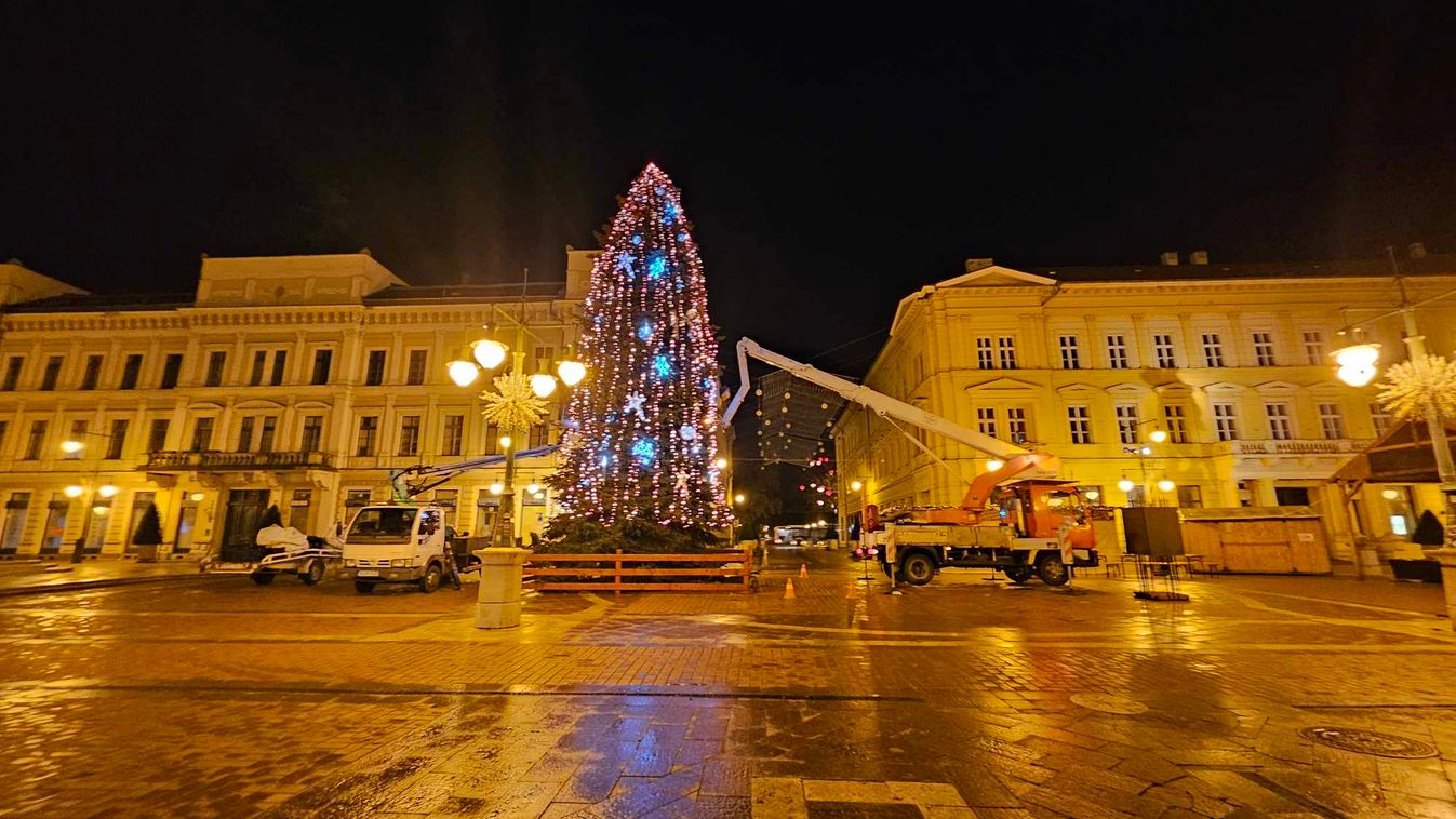 Nyakunkon a karácsony, feldíszítették Szeged karácsonyfáját (KÉPGALÉRIA)