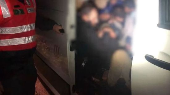 21 migránst találtak a NAV-osok egy furgonban (videó)