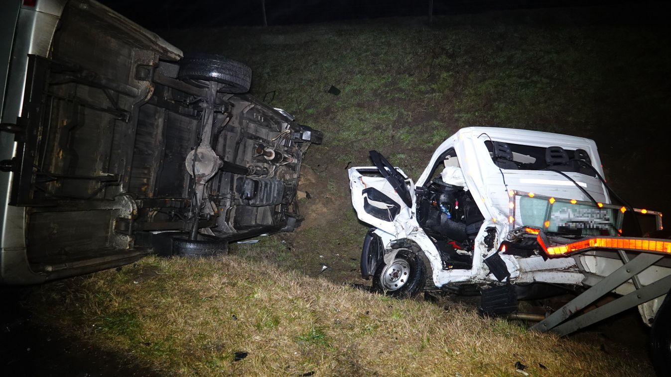 Trélerbe csapódott egy kisbusz az M5-ös autópályán (helyszíni képek)