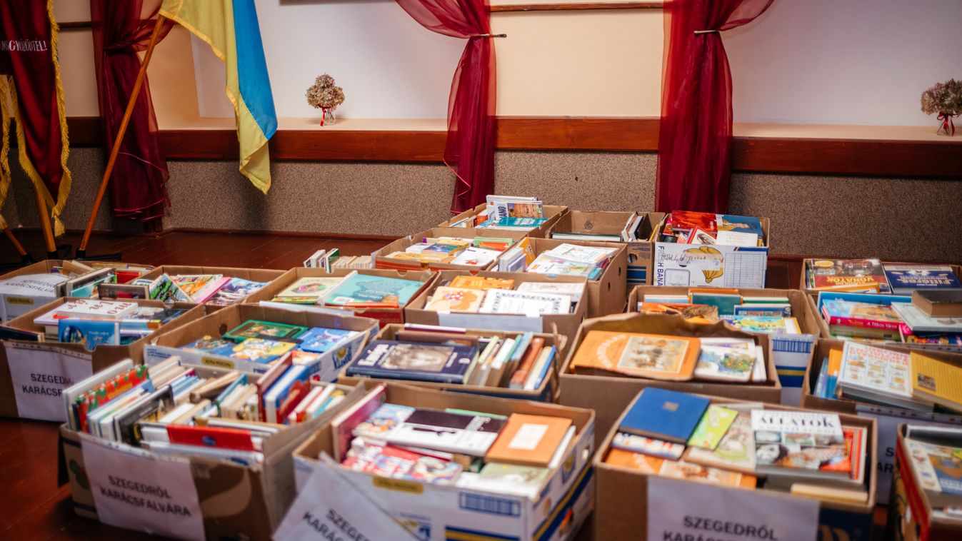 Megérkeztek a kárpátaljai Karácsfalvára a Szegeden gyűjtött könyvek
