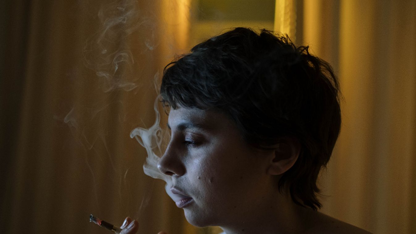 18 éven aluli fiatal nem léphet be dohányboltba