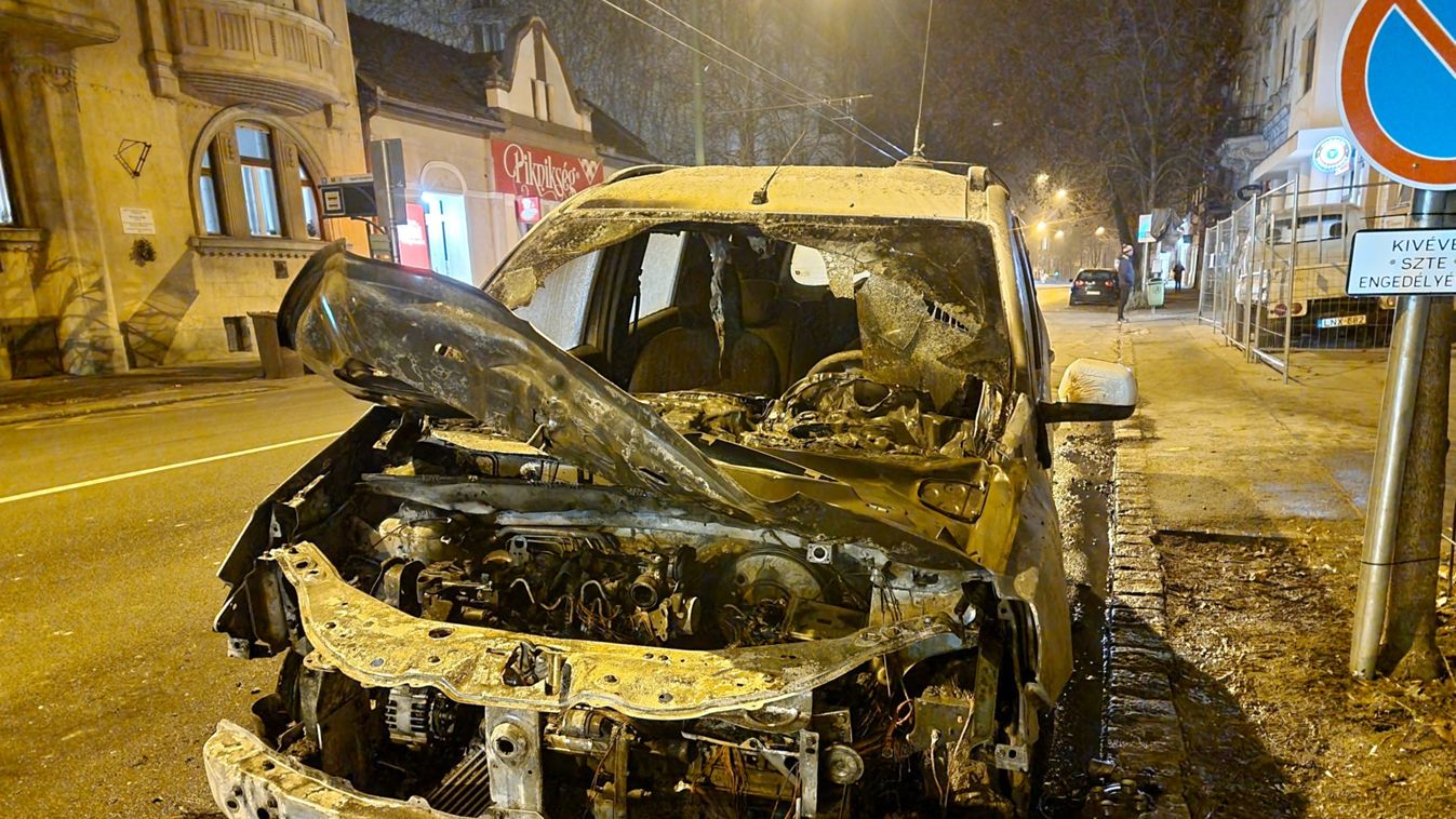 Terebélyes lángokkal égett egy taxi Szegeden