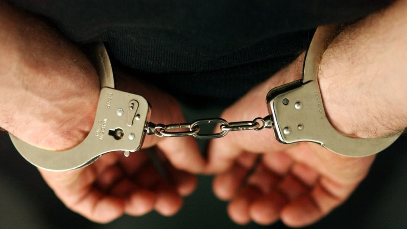 Súlyosabb büntetést kértek Szegeden a gyermekeit molesztáló férfira