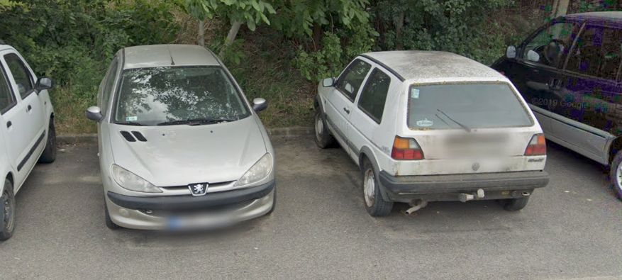 2019-es Google utcakép, a 2024-ben is itt parkoló roncsautókról.