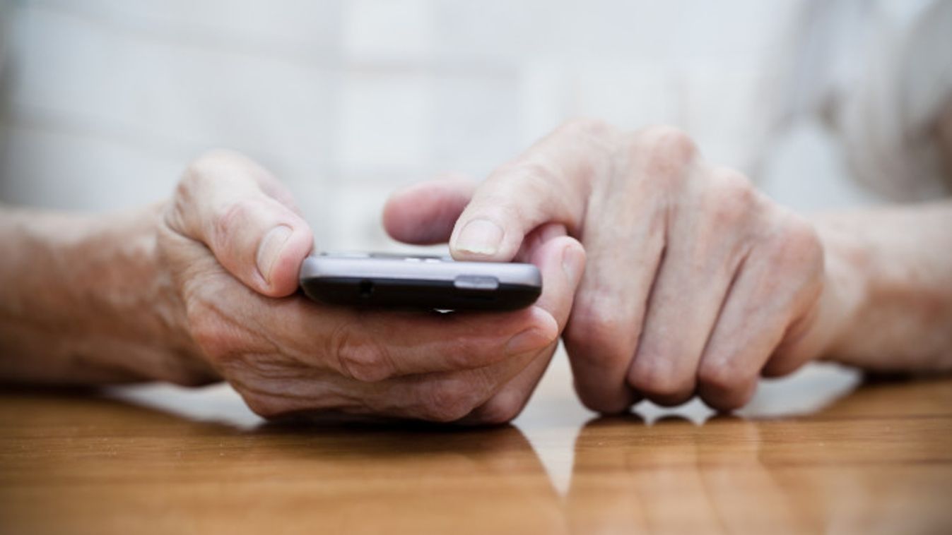 A szegedi nyugdíjasokat tanítják az okostelefon használatra