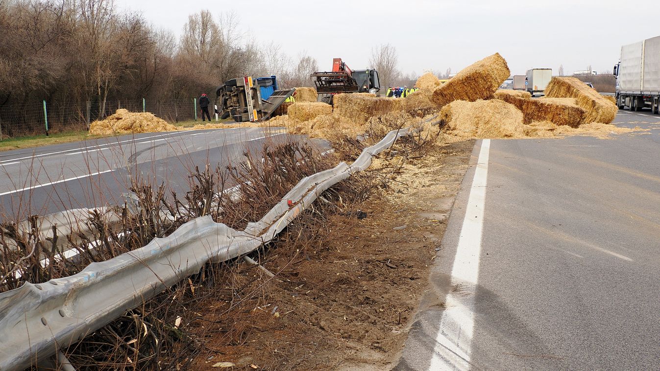 Így festett az autópálya, miután felborult a Szeged felé tartó kamion