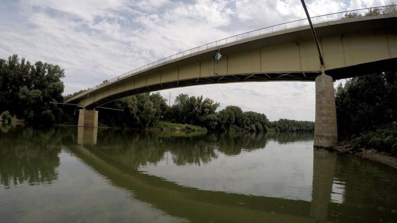 Javítás miatt egy sávon haladhat a forgalom az Algyői Tisza-hídon