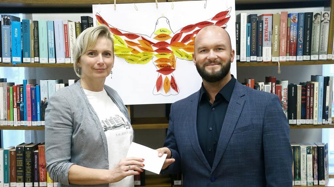 Ruzsa Roland átadta a képviselői támogatást a Kiskundorozsmai fiókkönyvtár felújításához