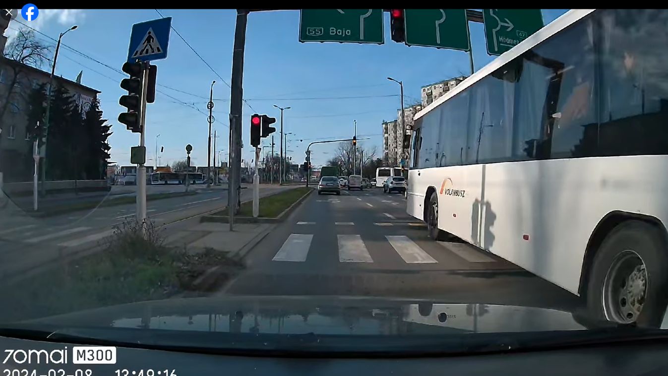 Hezitálás nélkül áthajtott két piroson is a szegedi buszsofőr (videó)