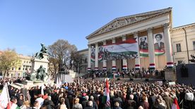 Sokan érkeztek Szegedről az állami díszünnepségre a Nemzeti Múzeumhoz