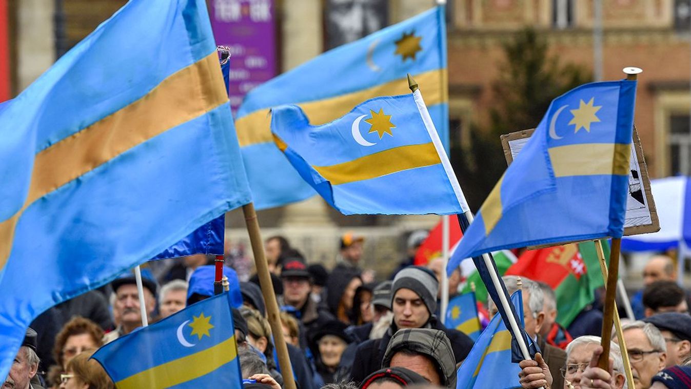 Autonómiát követeltek Székelyföldnek a marosvásárhelyi tüntetésen