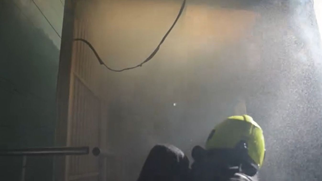 Tűz ütött ki a Semmelweis Egyetemen, nagy erőkkel vonultak ki a tűzoltók (Videó)