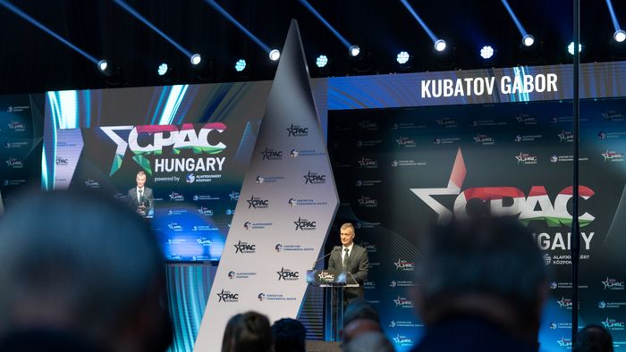 Kubatov Gábor: meg tudjuk állítani a migránsáradatot a határainknál