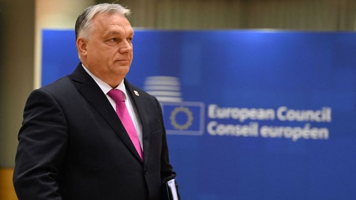 Megjelent a brüsszeli rendőrség, hogy ellehetetlenítsék az Orbán Viktor részvételével zajló konferenciát