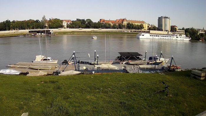 Szegednél szelte a Tisza vizét a 82 méter hosszú sétahajó (videó)