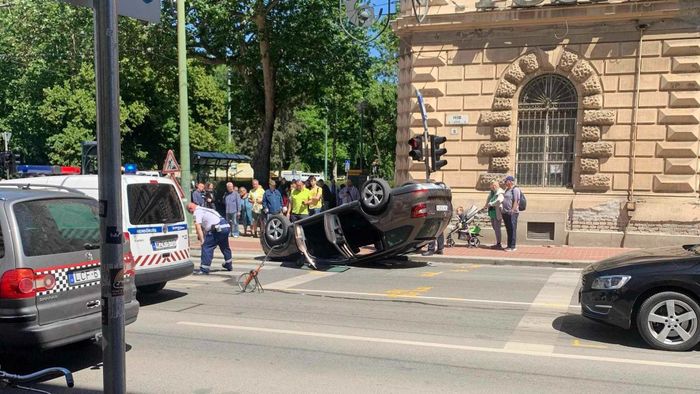 Brutális baleset a Széchenyi téren, feje tetején áll egy autó