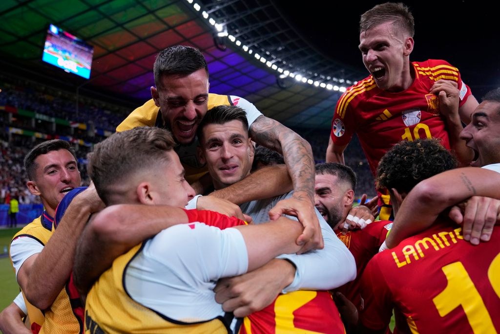 Berlin, 2024. július 14.
Spanyol játékosok ünnepelnek a 2024-es németországi labdarúgó Európa-bajnokság döntőjében játszott Spanyolország-Anglia mérkőzés végén a berlini Olimpiai Stadionban 2024. július 14-én. Spanyolország 2-1-re győzött, és negyedszer nyerte meg a kontinensviadalt.
MTI/AP/Manu Fernández