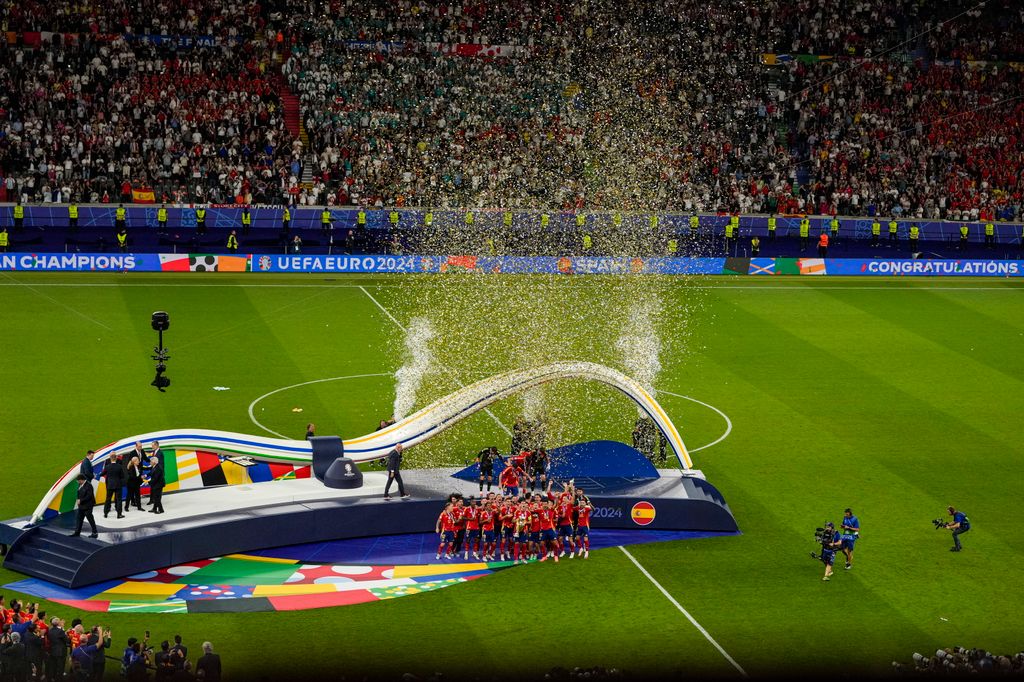 Berlin, 2024. július 14.
Spanyol játékosok ünnepelnek a labdarúgó Európa-bajnokság trófeájával, az Henri Delaunay-kupával a 2024-es németországi labdarúgó Európa-bajnokság döntőjében játszott Spanyolország-Anglia mérkőzést követő díjátadón a berlini Olimpiai Stadionban 2024. július 14-én. Spanyolország 2-1-re győzött, és negyedszer nyerte meg a kontinensviadalt.
MTI/AP/Andreea Alexandru