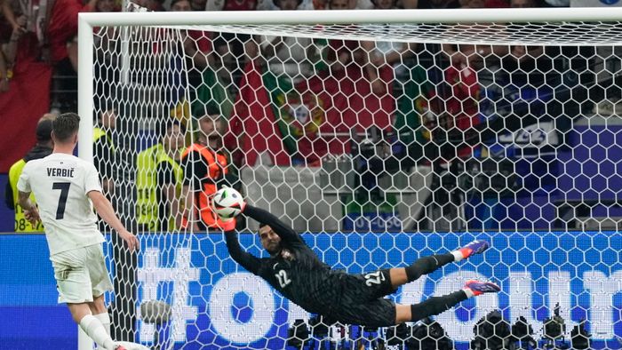 Diogo Costa volt a tizenegyespárbaj hőse: Portugália negyeddöntős