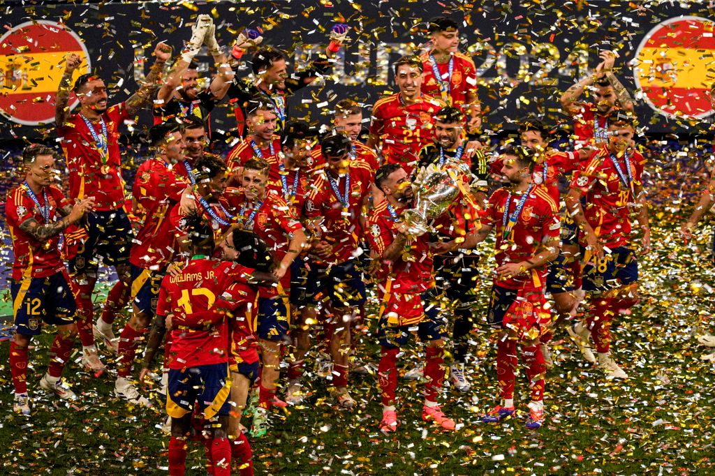 Berlin, 2024. július 14.
Spanyol játékosok konfettiesőben ünnepelnek a 2024-es németországi labdarúgó Európa-bajnokság döntőjében játszott Spanyolország-Anglia mérkőzést követő díjátadón a berlini Olimpiai Stadionban 2024. július 14-én. Spanyolország 2-1-re győzött, és negyedszer nyerte meg a kontinensviadalt.
MTI/AP/Andreea Alexandru