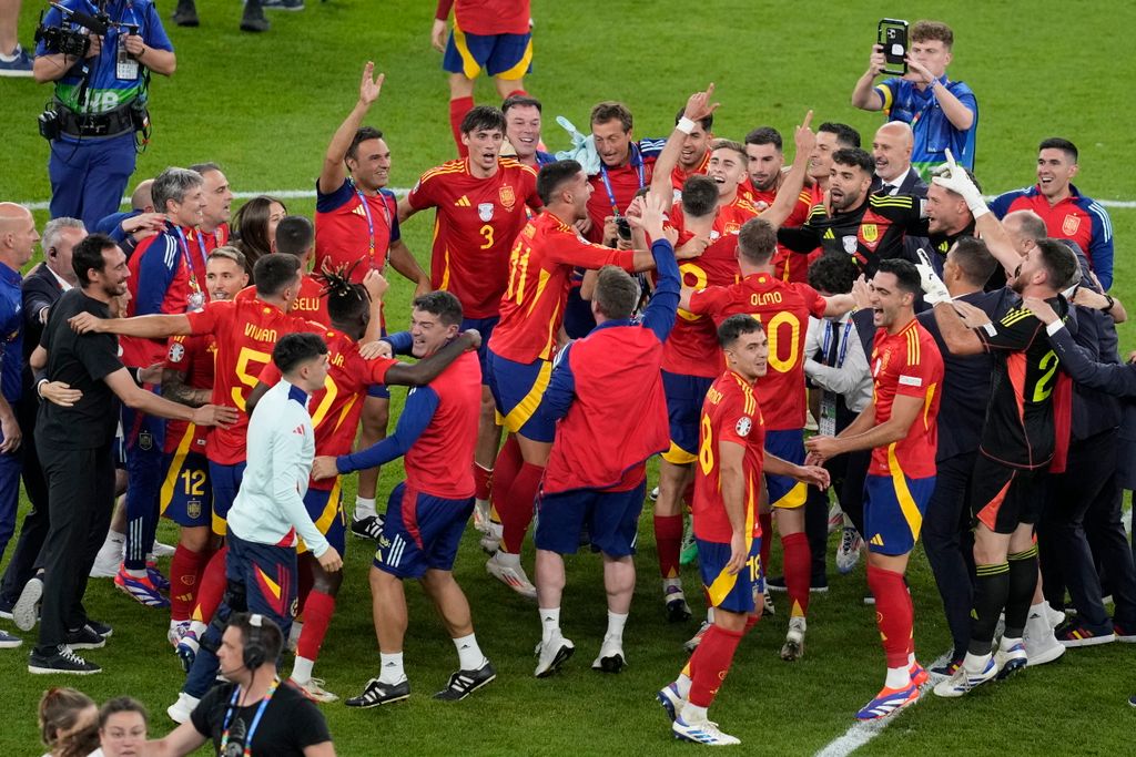 Berlin, 2024. július 14.
Spanyol játékosok ünnepelnek a 2024-es németországi labdarúgó Európa-bajnokság döntőjében játszott Spanyolország-Anglia mérkőzés végén a berlini Olimpiai Stadionban 2024. július 14-én. Spanyolország 2-1-re győzött, és negyedszer nyerte meg a kontinensviadalt.
MTI/AP/Thanászisz Sztavrakisz