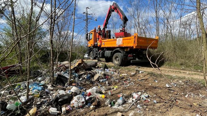 Évente 1,5 milliárd forintjába kerül a Közútnak a szemétszedés