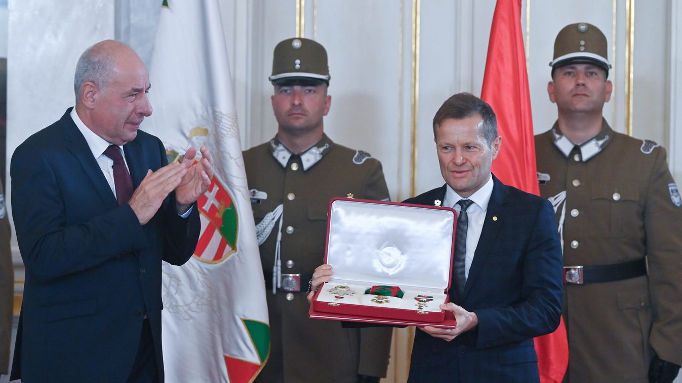 Nobel-díjasunk, Krausz Ferenc vette át a Magyar Szent István Rendet