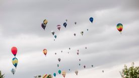Versenyeznek a hőlégballonosok: gyönyörű látványt nyújt a szegedi égbolt (+fotók)