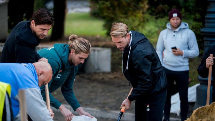 A vizes sportok nagy magyar bajnokai sem tétlenkednek a vészhelyzetben