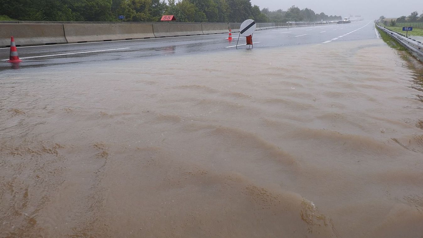 Elképesztő képek: Víz alatt az A1-es autópálya