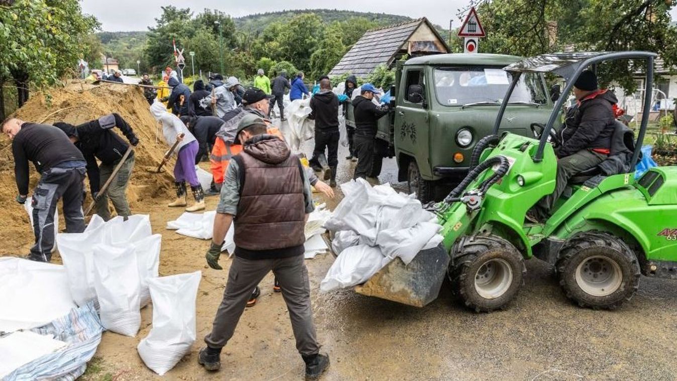 Erősítik, magasítják a töltéseket - ekkor tetőzhet a Duna