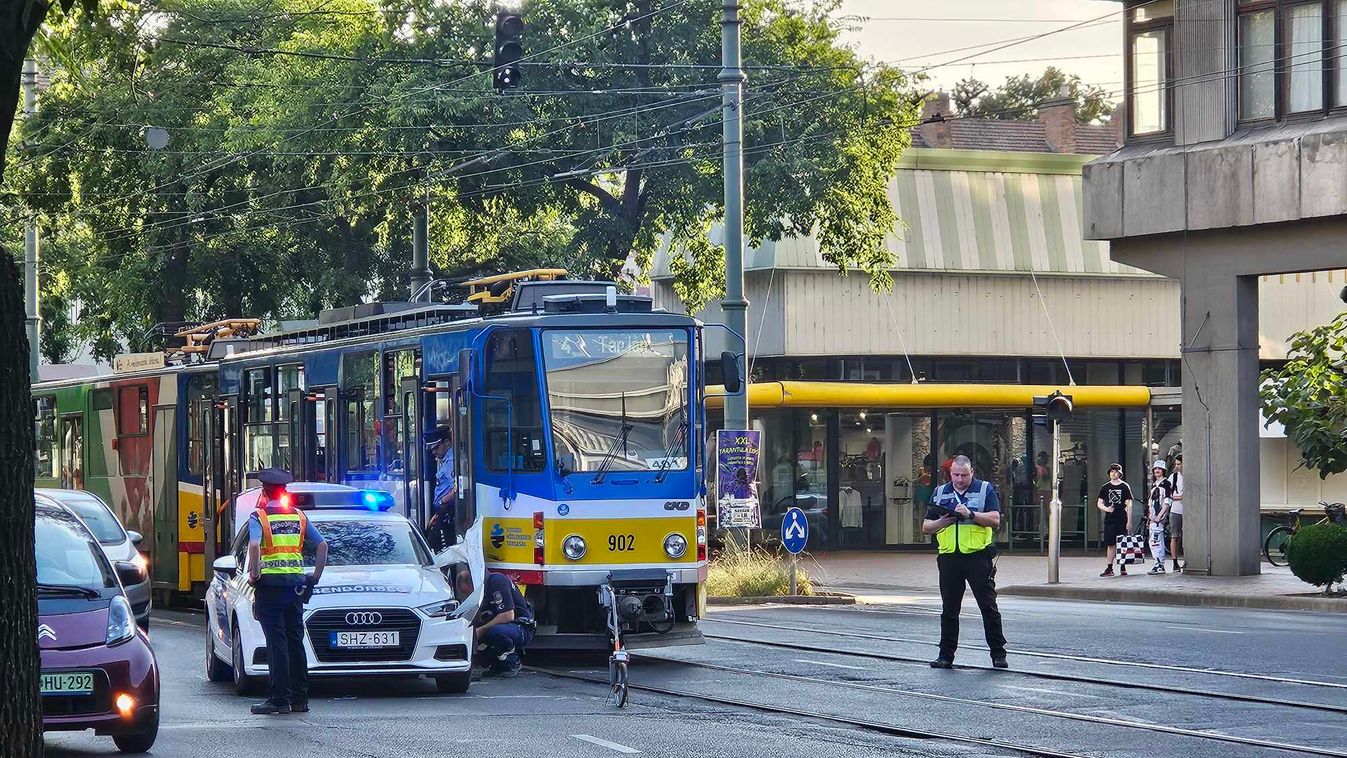 Rendőrautóval ütközött a 4-es villamos (Képek)