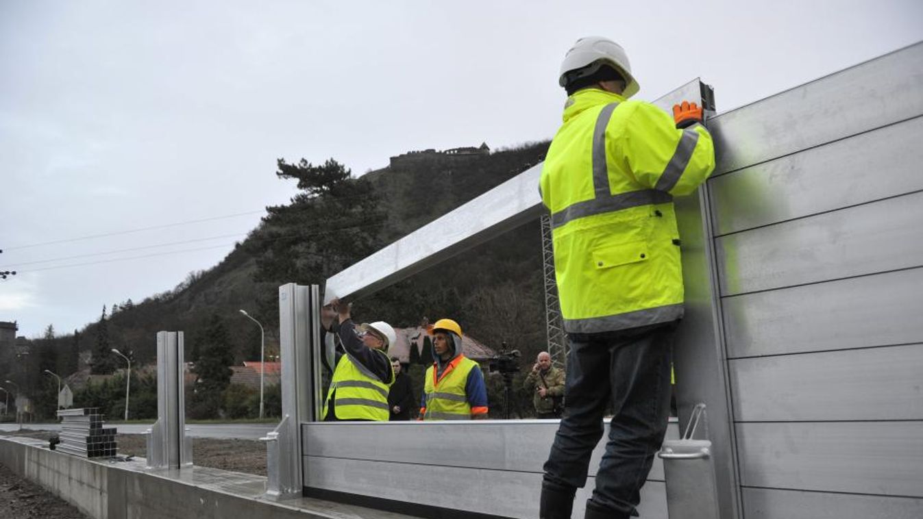 Tempósan, de higgadtan zajlik az árvízvédelmi munka (videó)