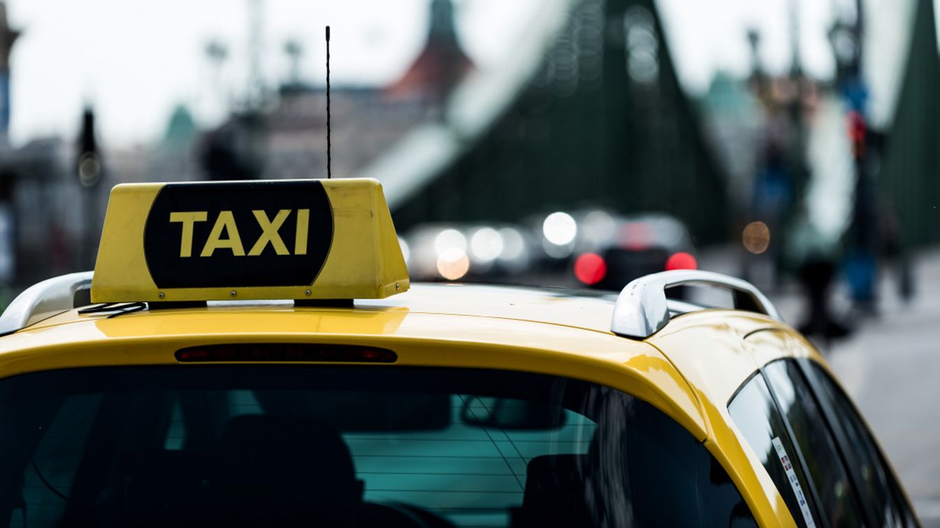 Vádat emeltek egy szegedi taxis ellen