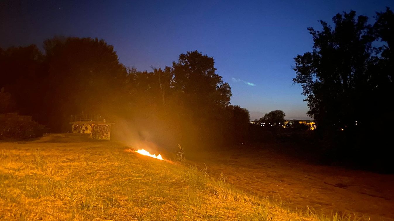 Fiatalok tűzijátékoztak Újszegeden, tűz keletkezett