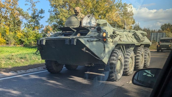 Katonai menetoszlop haladt el Szeged mellett