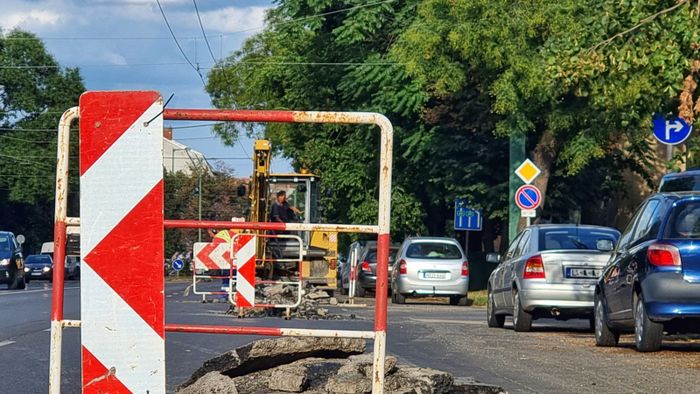 Burkolatgyűrődéseket javítottak a Nagykörúton, már leért a trolik és a buszok alja